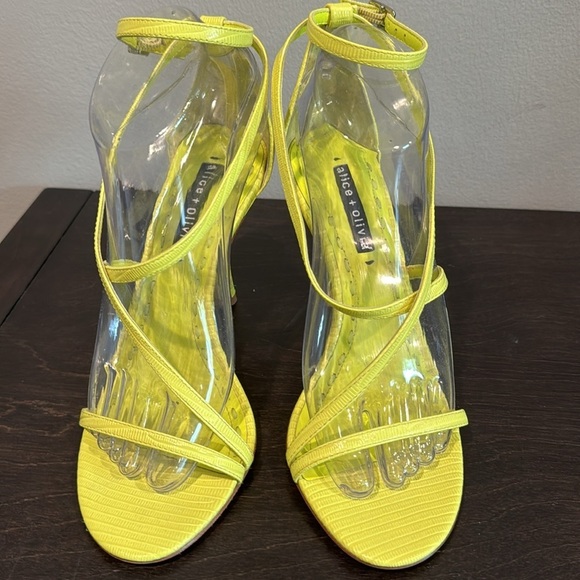 Alice and Olivia by Stacey Bendet Neon Yellow Strap Leather Sandals sz 8.5 - Picture 7 of 7